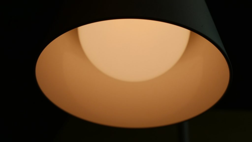 Recenzja Nous Smart Lamp S2 - test taniej inteligentnej lampki biurkowej