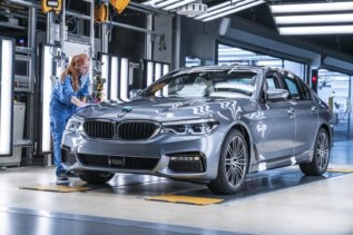 Co robi sztuczna inteligencja w fabryce BMW? Szuka oszczędności