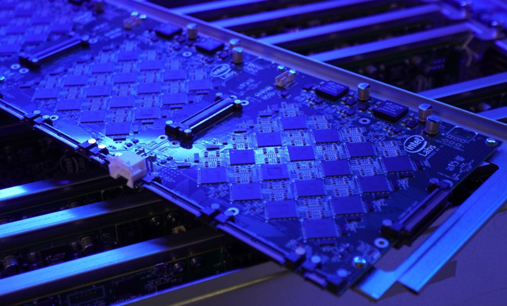 Procesory sieci neuronowej: Intel chwali się potężną maszyną