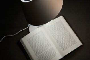 Inteligentna lampka nocna z ładowarką bezprzewodową, czyli Yeelight Staria Bedside Lamp Pro w praktyce (recenzja)