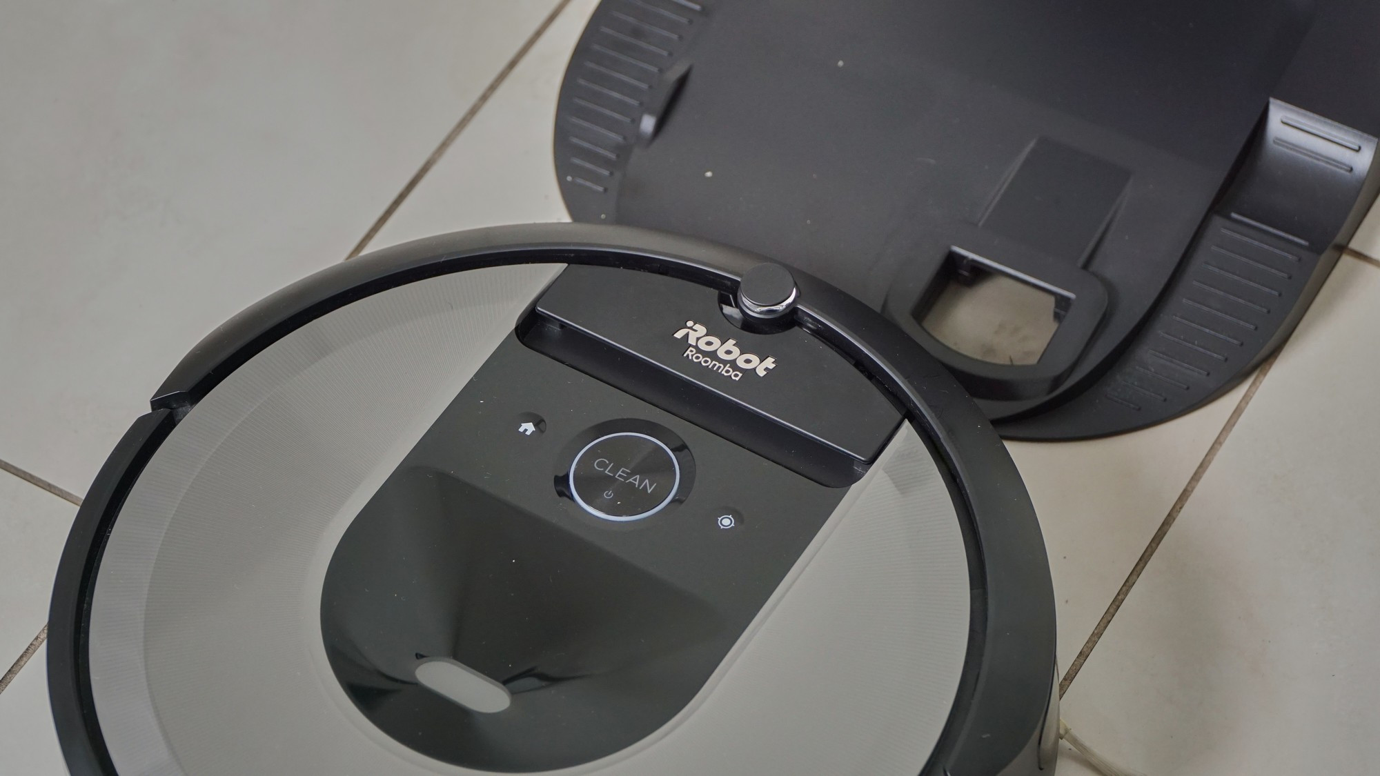 Przykładowy robot sprzątający - iRobot Roomba i7+