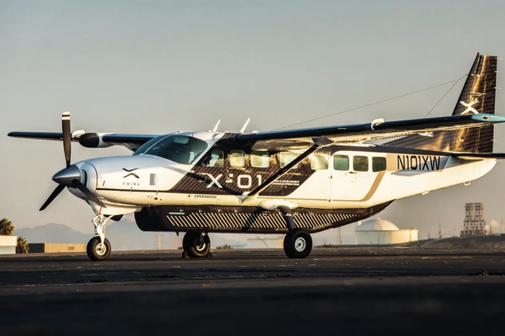 Obrazek przedstawia samolot autonomiczny Cessna, który znajduje się na pasie startowym.