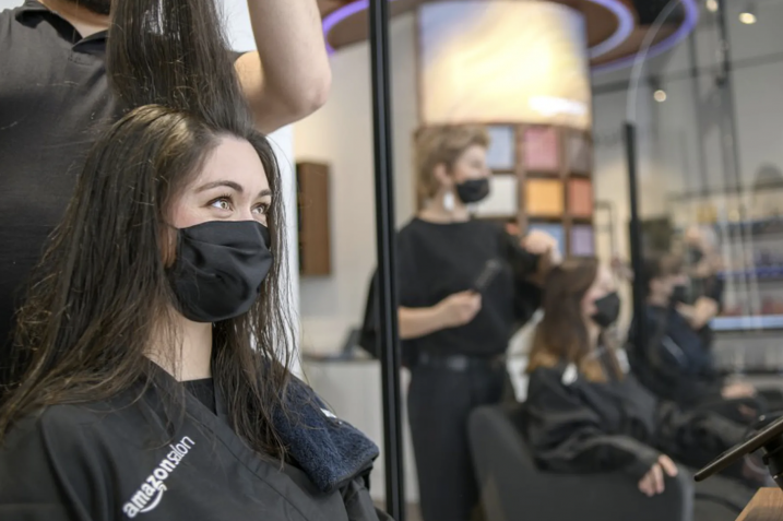 Obrazek przedstawia jedną z klientek salonu fryzjerskiego Amazon Salon w Londynie.