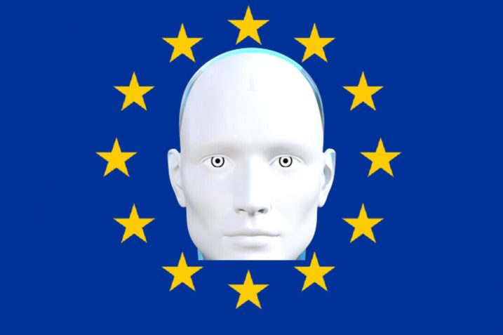 Obrazek przedstawia głowę robota symbolizującego AI na tle flagi Unii Europejskiej.