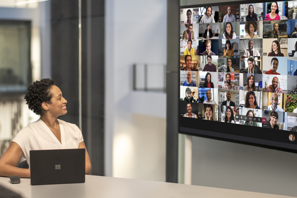 Obrazek przedstawia spotkanie hybrydowe przy użyciu platformy Microsoft Teams.