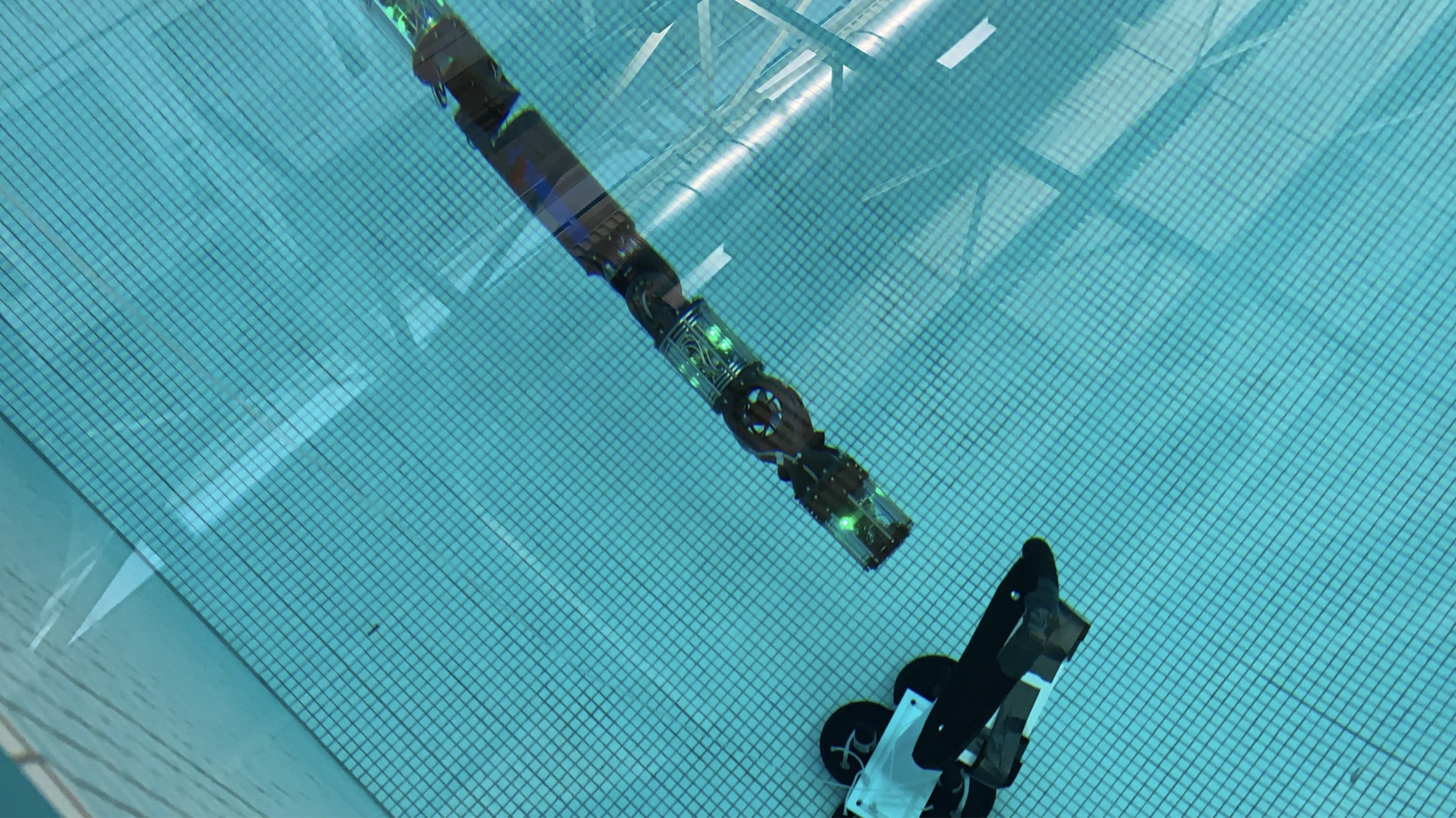 Obrazek przedstawia robota HUMRS z Carnegie Mellon University podczas testów pływania.
