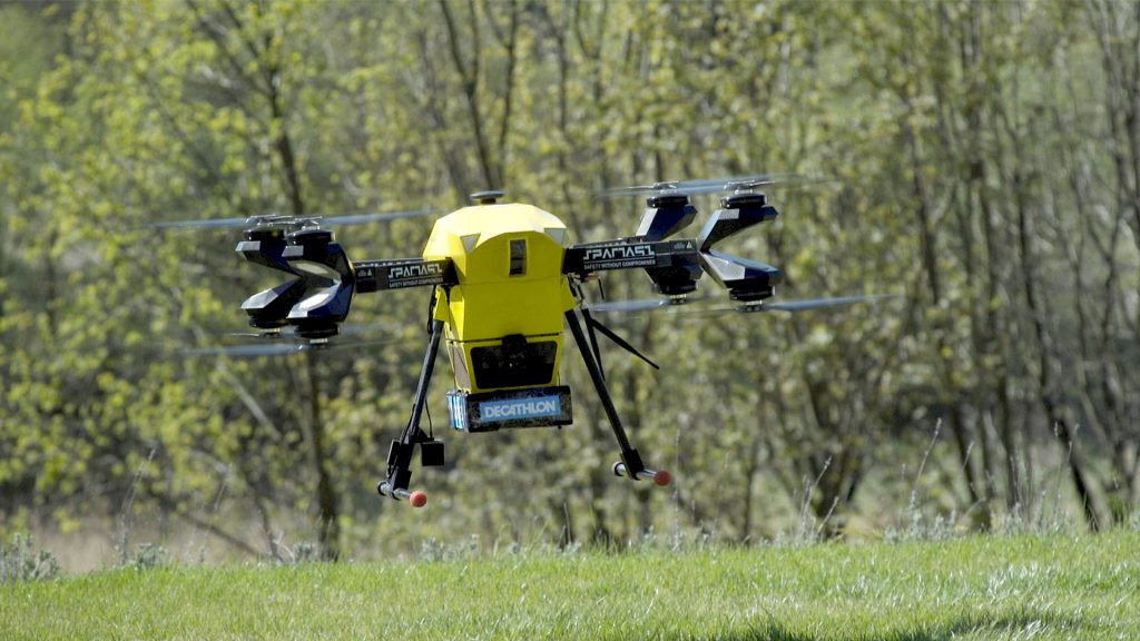 Pierwsza przesyłka dostarczona dronem w Polsce już u adresata