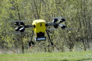 Pierwsza przesyłka dostarczona dronem w Polsce już u adresata
