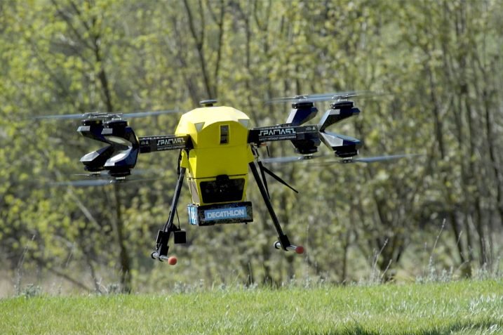 Pierwsza przesyłka dostarczona dronem w Polsce już u adresata