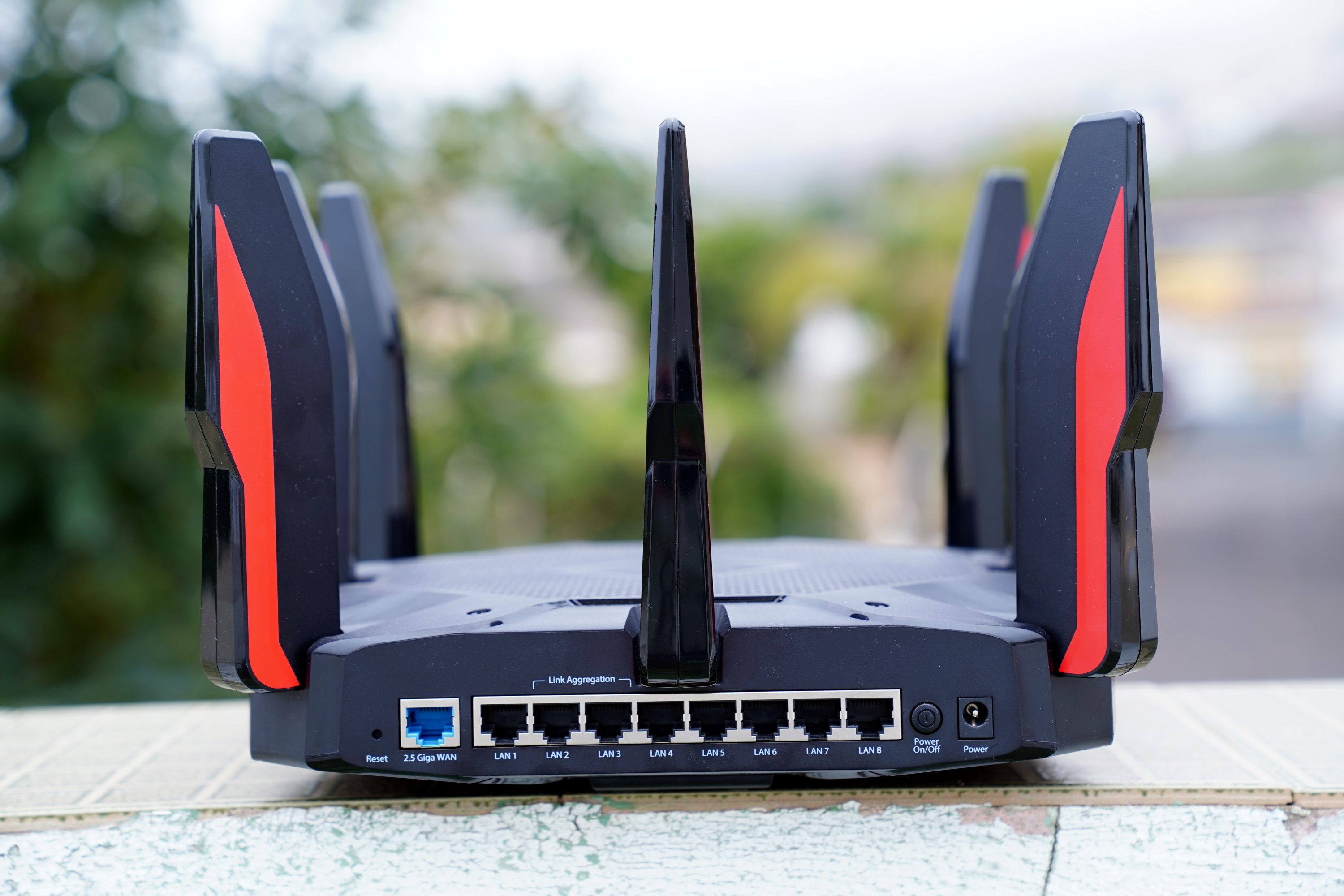 Jak poradzić sobie z internetem w wielkim domu? Recenzja Deco X90 (AX6600) w akompaniamencie routera AX11000
