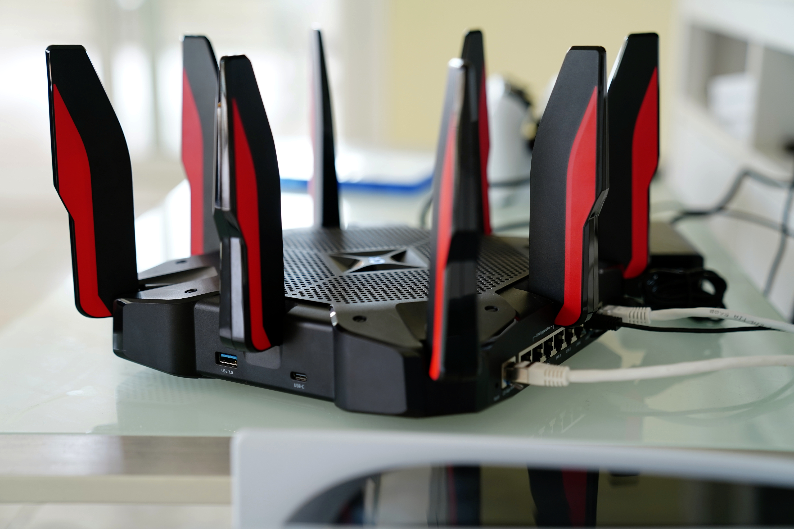 Jak poradzić sobie z internetem w wielkim domu? Recenzja Deco X90 (AX6600) w akompaniamencie routera AX11000