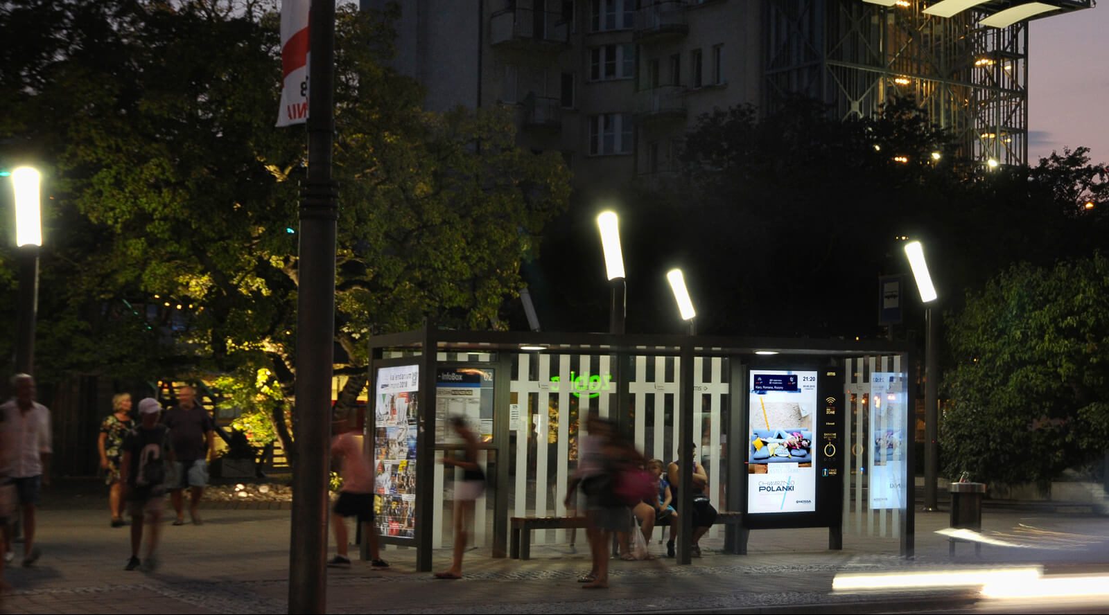 Przystanki, na których doładujesz telefon i sprawdzisz, gdzie jest autobus pojawiły się w Warszawie
