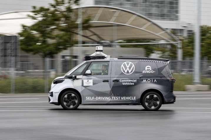 Legendarny mikrobus Volkswagena wróci na drogi w zupełnie nowej odsłonie. ID Buzz będzie robotaksówką