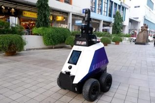 W Singapurze to roboty pilnują bezpieczeństwa. Żadne, nawet najdrobniejsze wykroczenie, nie ujdzie nikomu płazem