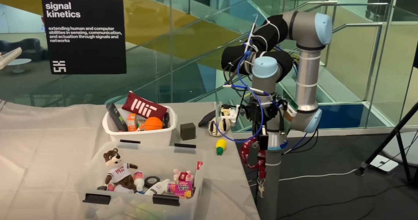 Robot RFusion fot. MIT