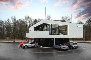 Audi nie wypada ładować pod jakimś marketem. Powstała... luksusowa ładowarka