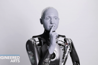 Ameca robot z realistyczną twarzą