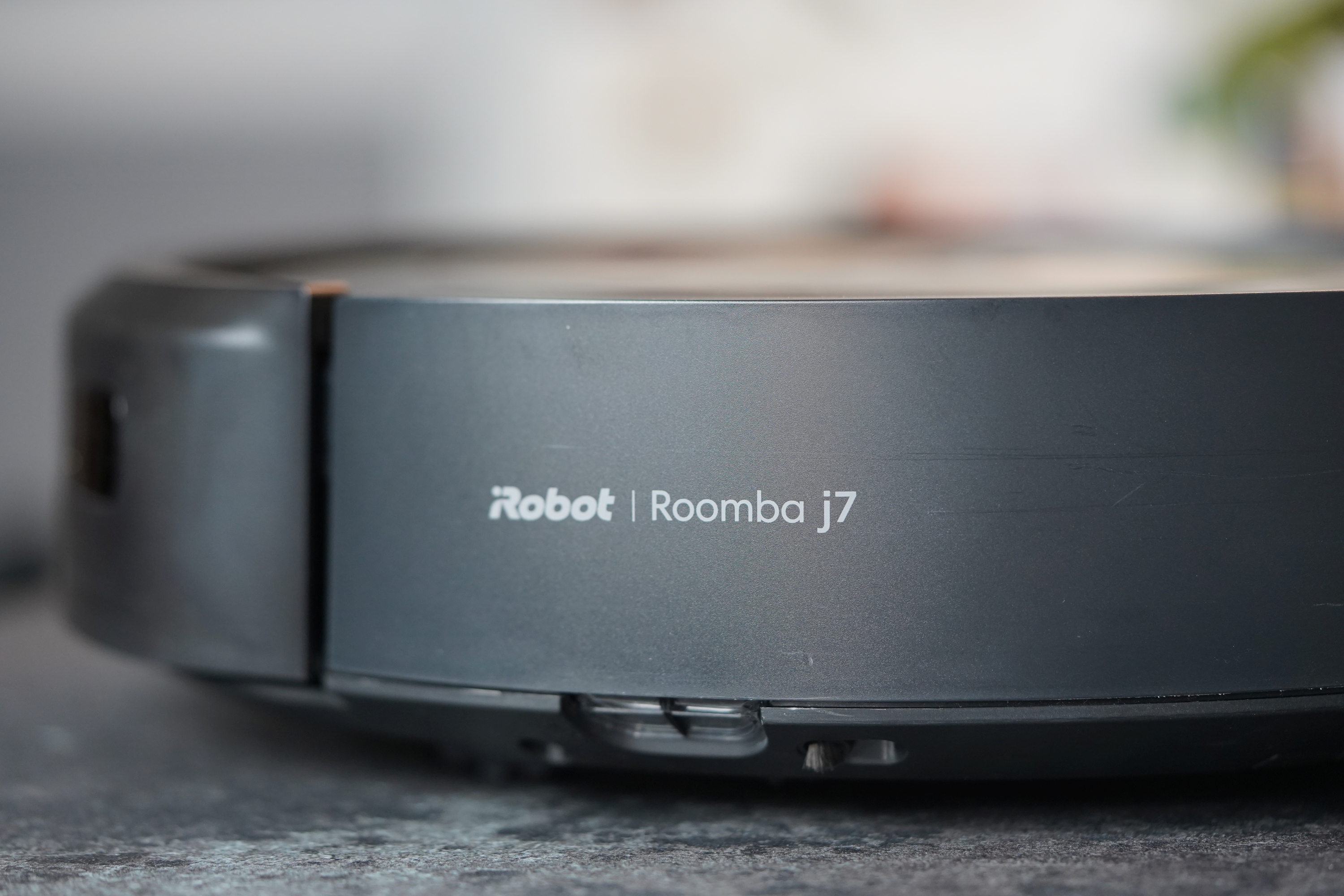 Recenzja iRobot Roomba j7+. Elegancik do sprzątania