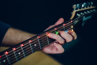 Na tej gitarze z łatwością zagra każdy