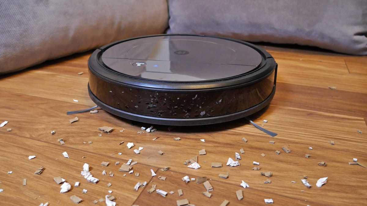 IRobot Roomba Combo review - a cheap hybrid of a robotic vacuum cleaner and a mopping robot