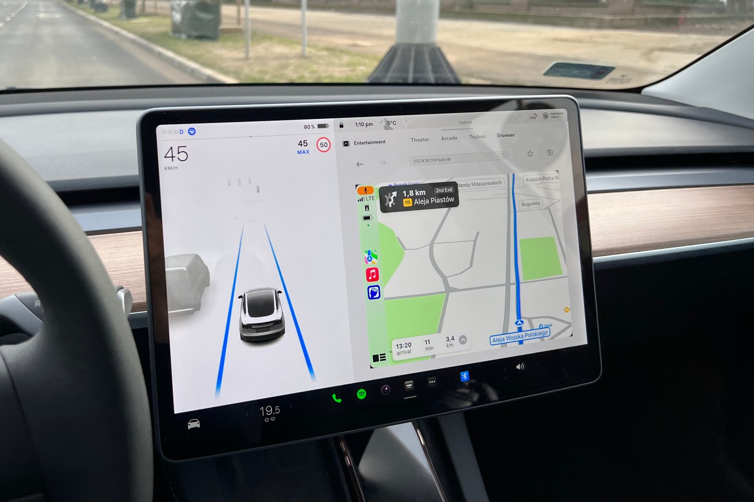 Tesla Model 3 z CarPlay