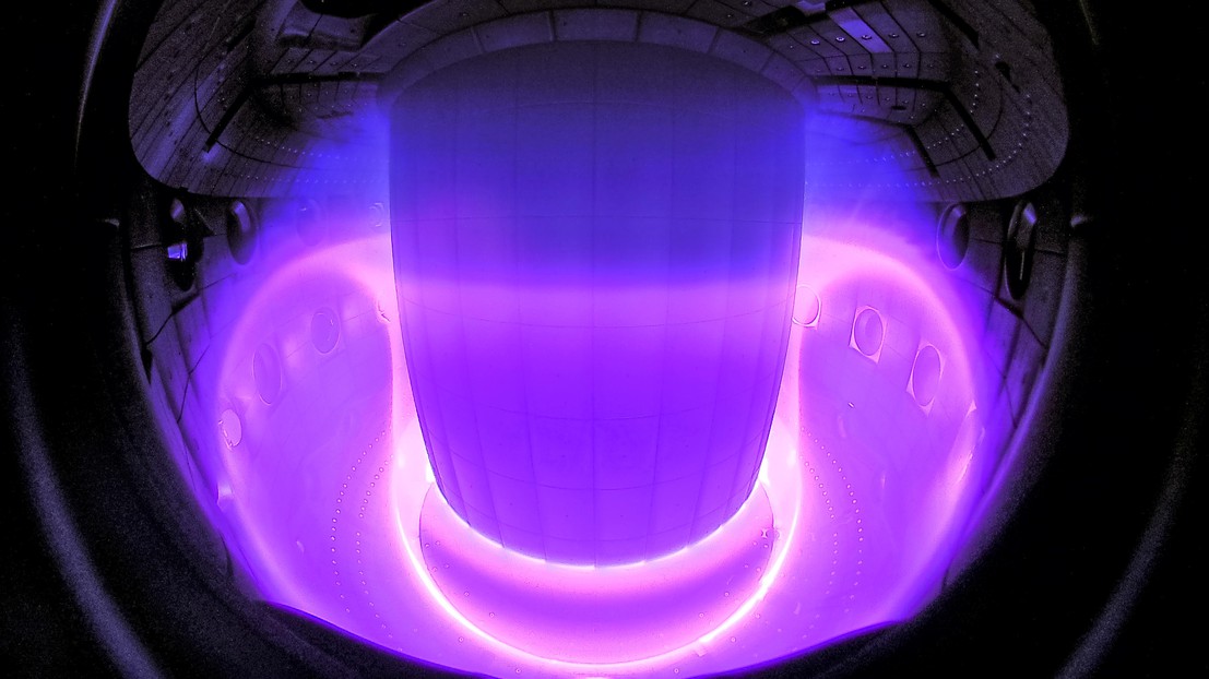 fuzja jądrowa przeprowadzana we wnętrzu tokamaka