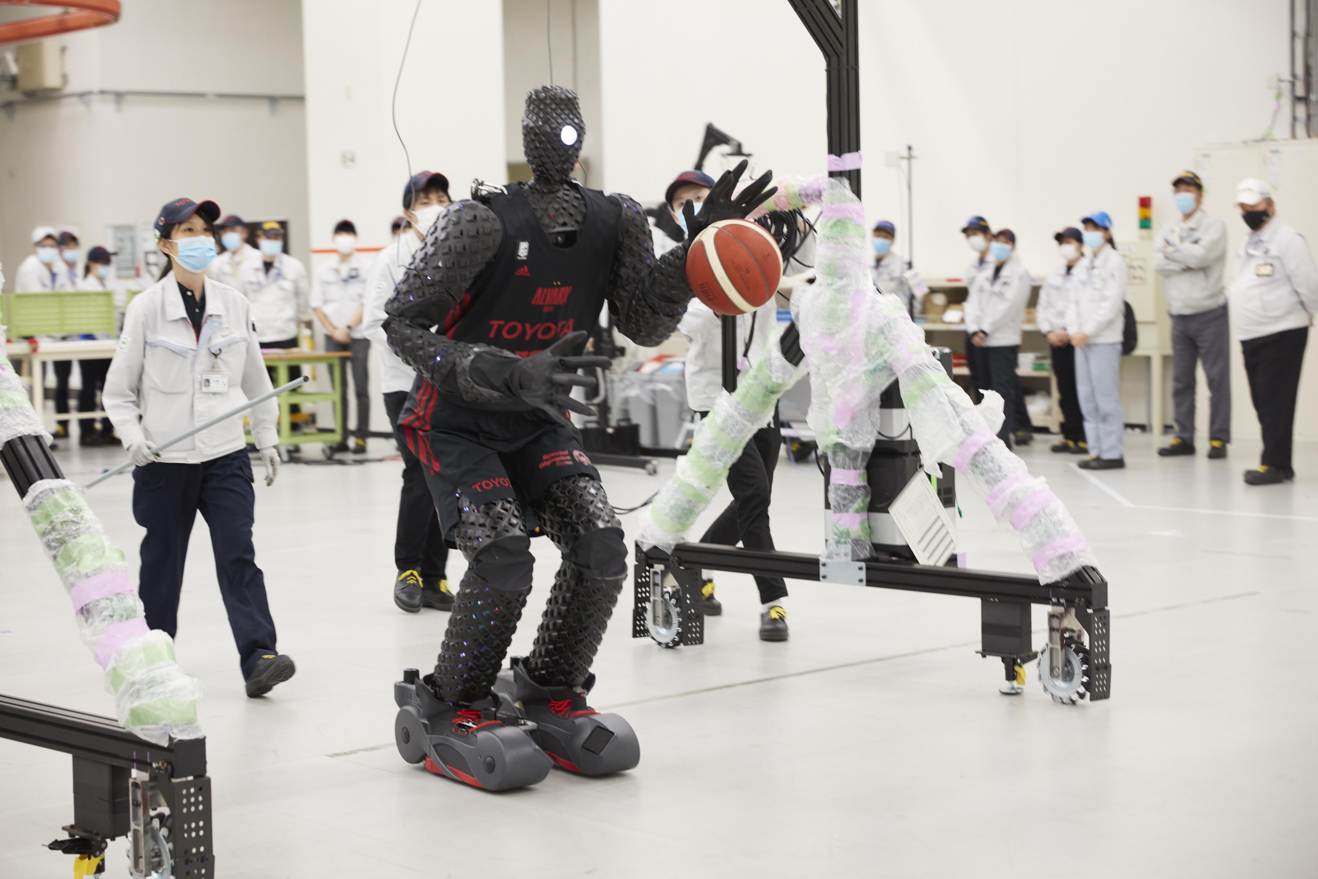 robot grający w koszykówkę fot. toyotatimes.jp