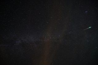 Spadająca gwiazda deszcz meteorów tau Herkulidy Orionidy Taurydy