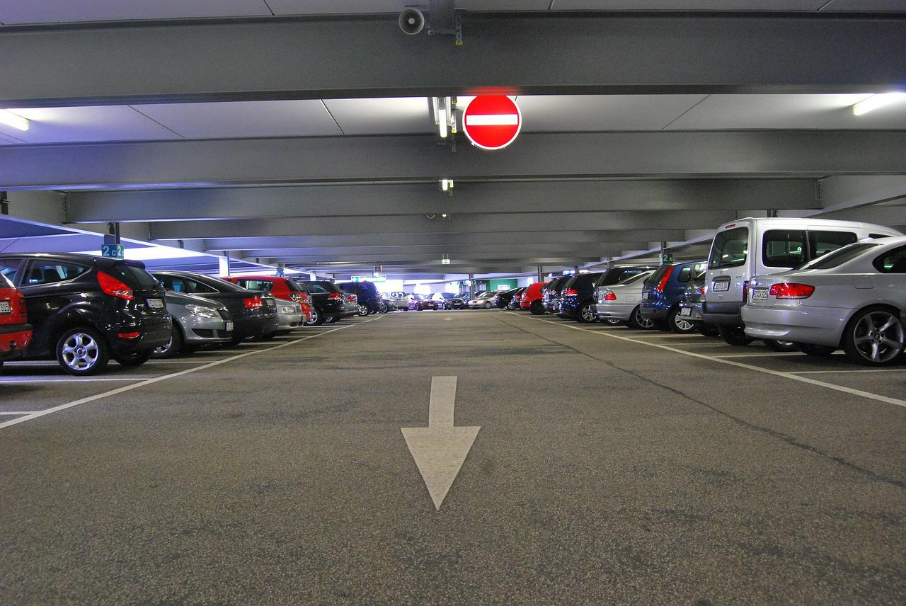 Dzięki aplikacji NaviPay sprawdzimy liczbę wolnych miejsc na parkingu