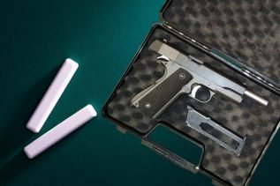 M1911 na tle tablicy szkolnej