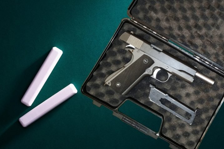 M1911 na tle tablicy szkolnej