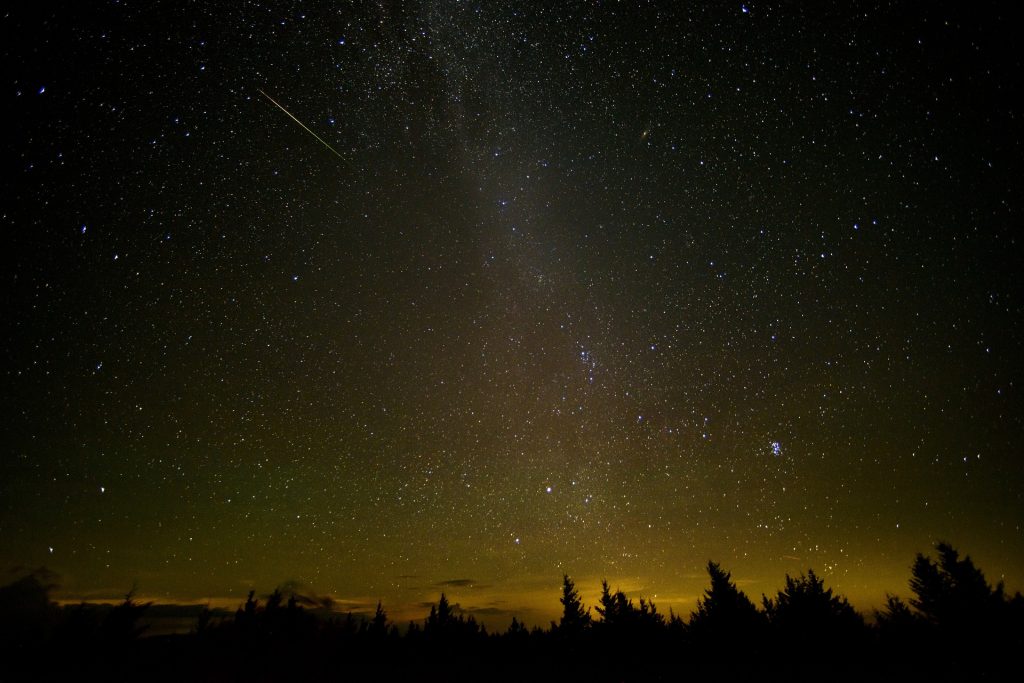 Orionidy 2022. Kiedy oglądać deszcz meteorów związanych z kometą Halley'a?