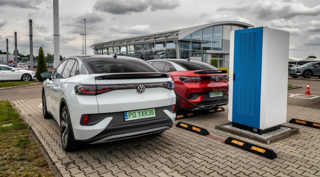 Jak Polacy ładują auta elektryczne? Volkswagen przedstawił ciekawe dane