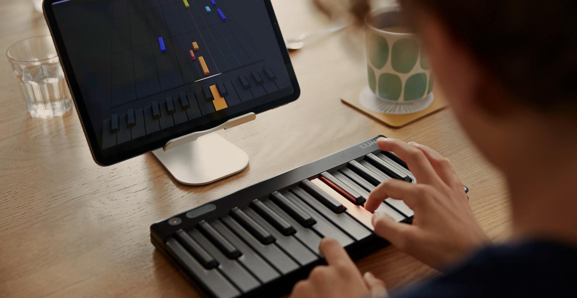 Nowe podejście do nauki gry na klawiszach! LUMI możesz zabrać wszędzie