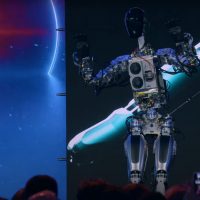 Musk zdradza szczegóły na temat dwóch wersji humanoidalnego robota. Kiedy trafią na rynek?