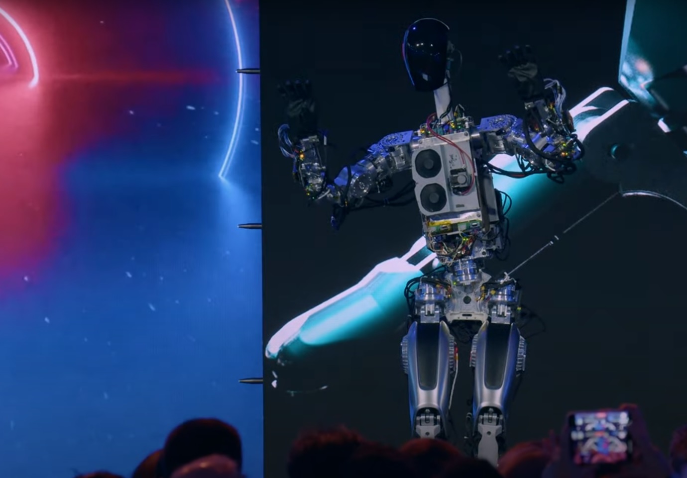 Musk zdradza szczegóły na temat dwóch wersji humanoidalnego robota. Kiedy trafią na rynek?