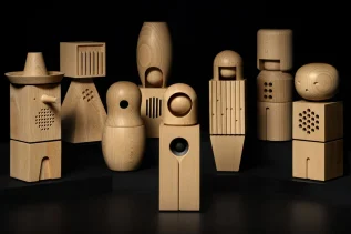 8 drewnianych figurek, które tworzą chór. Każda ma w sobie głośnik