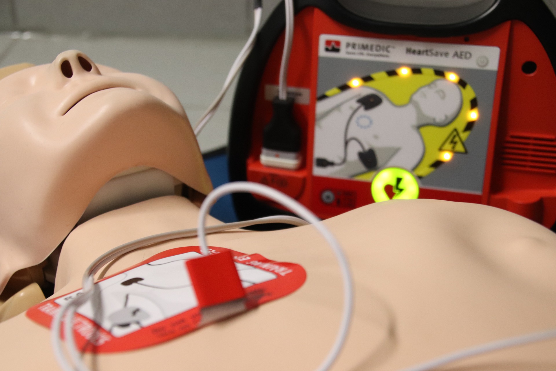 Pierwsza pomoc, AED