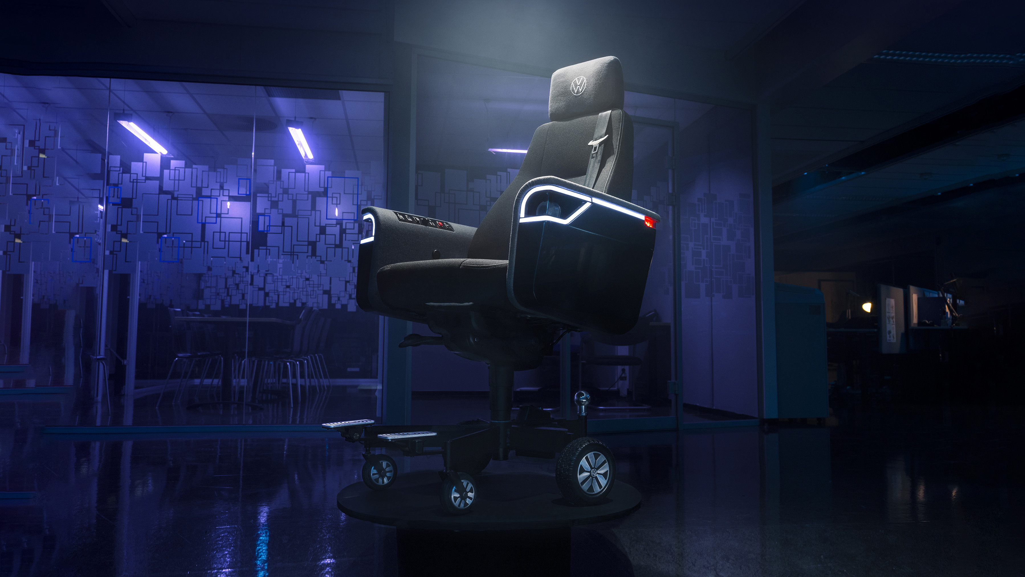 Volkswagen pokazał fotel biurowy, którym można jeździć. Ma pasy, światła i klakson