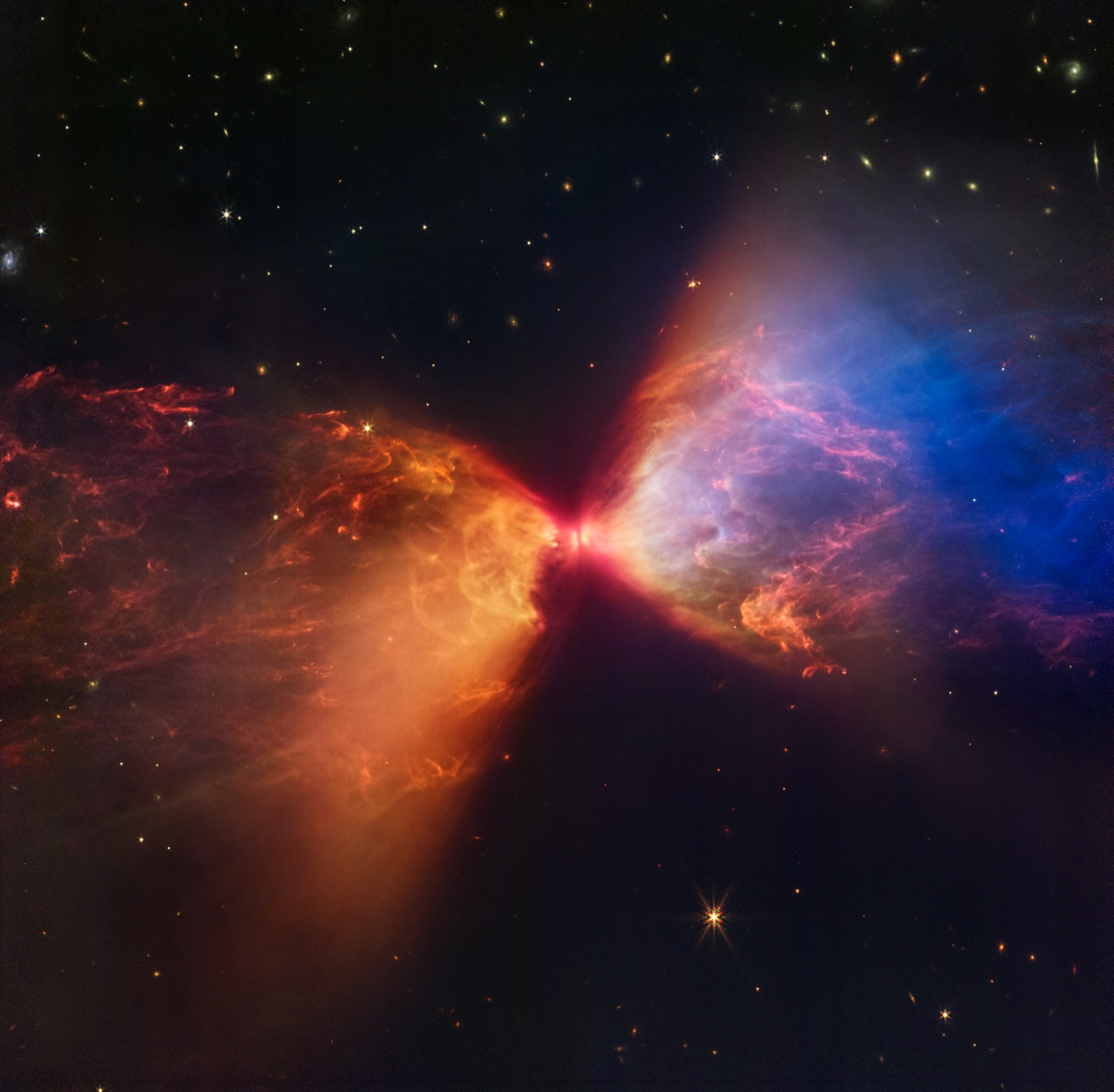 Kosmiczny Teleskop Jamesa Webba uchwycił rodzącą się gwiazdę w środku pięknej kosmicznej klepsydry