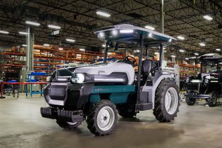 Pierwszy na świecie elektryczny traktor ze wsparciem AI imponuje