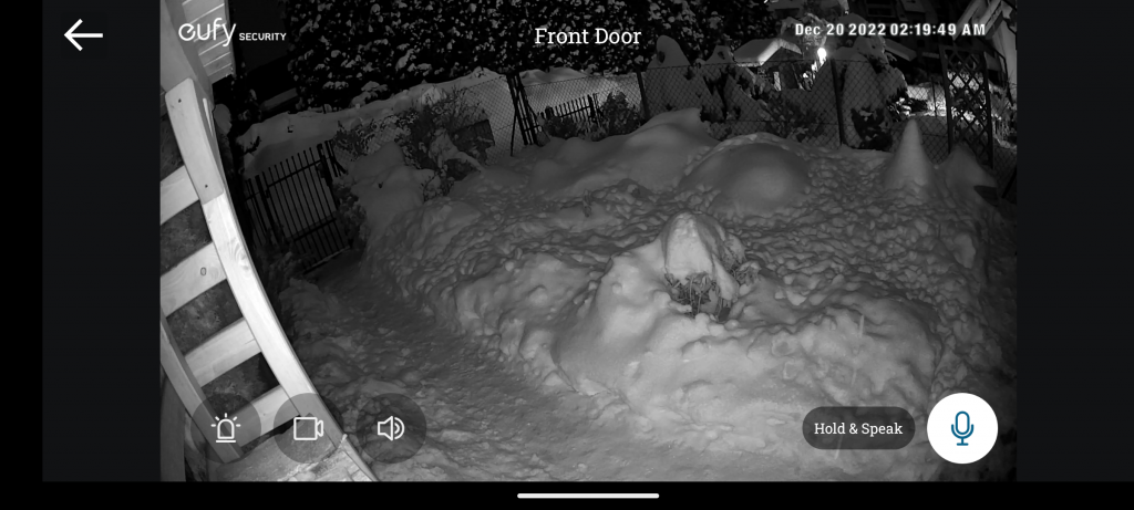 EufyCam 2 Pro - widok z zewnętrznej kamery eufy w trybie nocnym (widoczne przyciski funkcyjne)