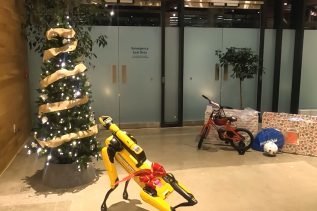 Spot od Boston Dynamics patrzy na choinkę