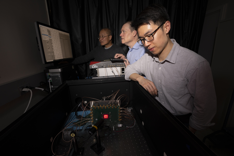 Zespół MIT pracujący nad urządzeniem monitorowania pracy mózgu (Źródło: MIT)