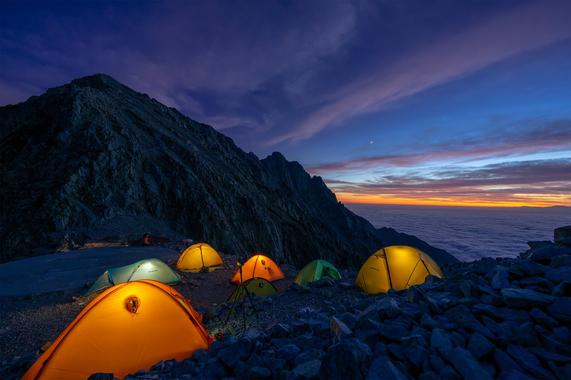 Namioty w górach (źródło: Pixabay)