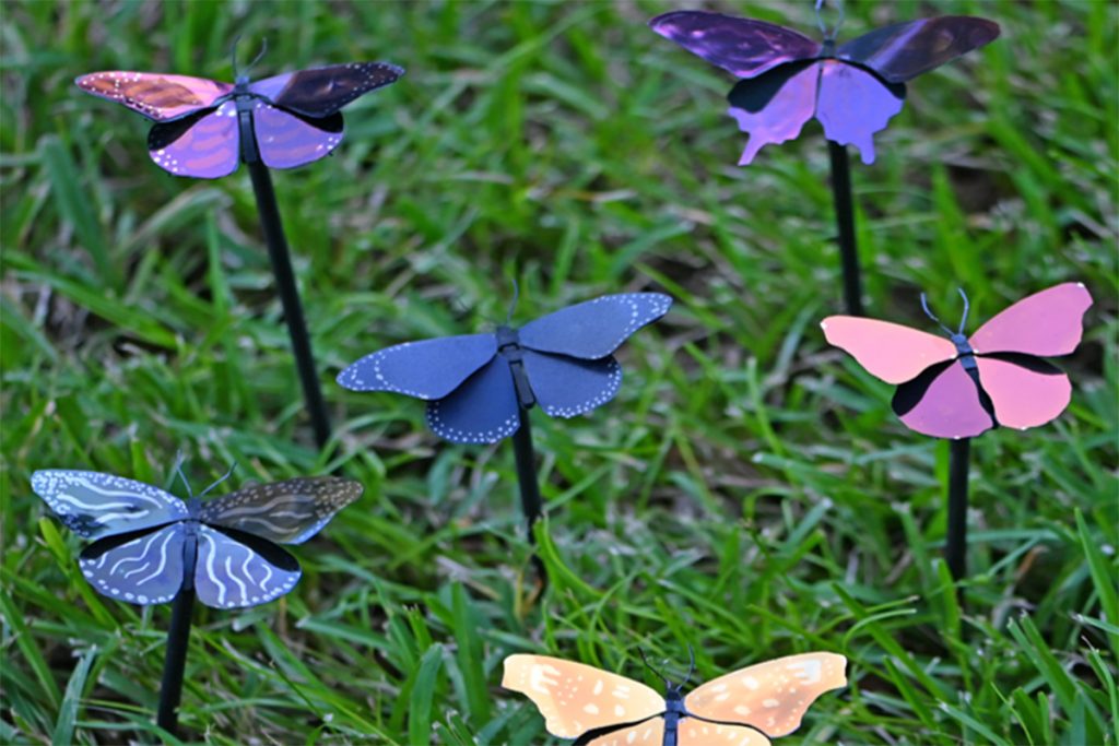 Farba plazmoniczna nałożona na metaliczne motyle (Źródło: ucf.edu)