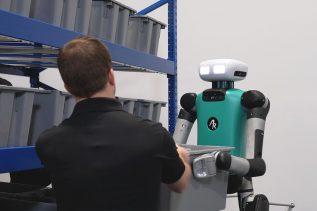 Robot Digit współpracuje z ludźmi (źródło: Agility Robotics)