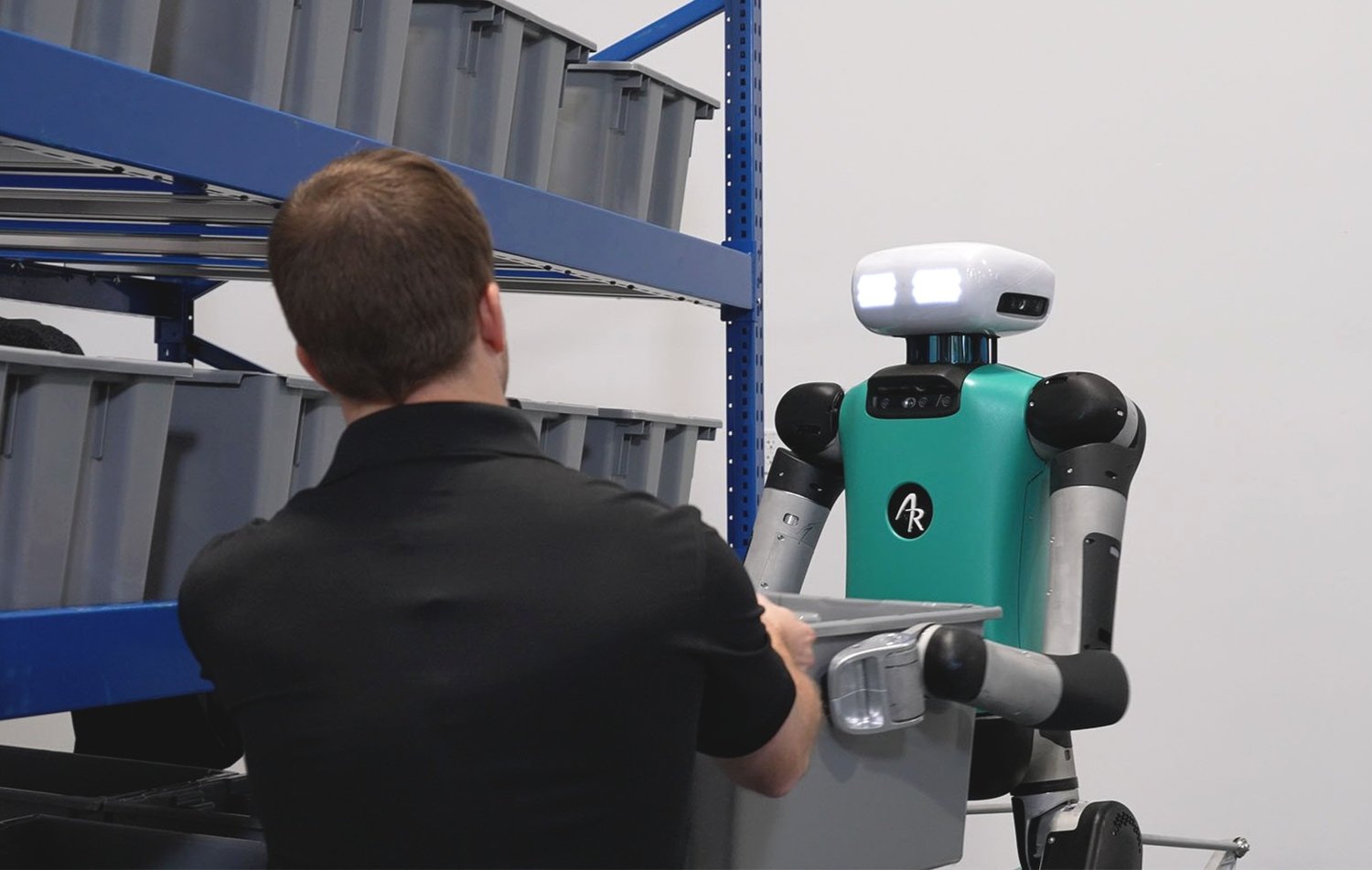 Robot Digit współpracuje z ludźmi (źródło: Agility Robotics)