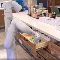 Robot wyposażony w PALME (Źródło: https://palm-e.github.io/#demo)