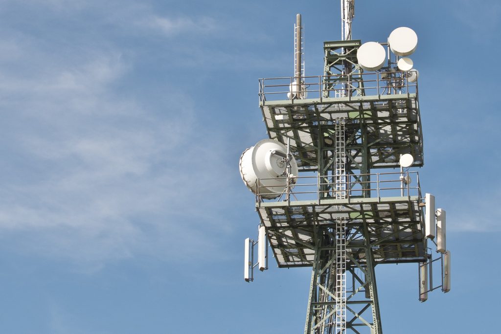 Wieża sygnałów telefonii komórkowej (źródło: Pixabay)